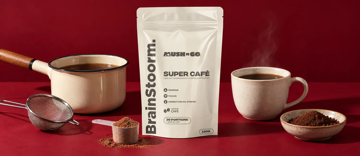 Mush N Go Brainstoorm Coffee tasak adagolókanállal, mellette sötét cikóriaital csészében, kis lábas főzött cikóriával és fémszűrő