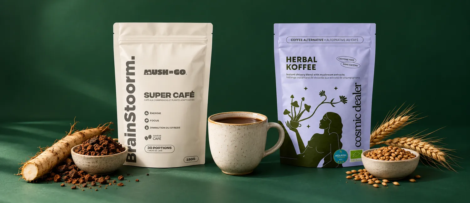 Mush N Go Brainstoorm Coffee és Cosmic Dealer Herbal Koffee tasak pörkölt árpa, rozskalászok, pörkölt cikóriadarabok és egy csésze sötét ital mellett
